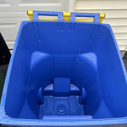 Trash bin after cleaning