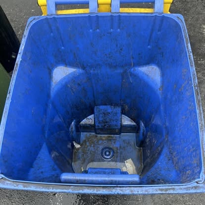 Trash bin before cleaning